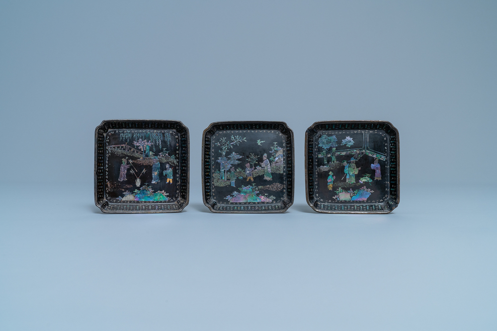 Trois coupes en laque burgaut&eacute;, marque au dos, Chine, Kangxi