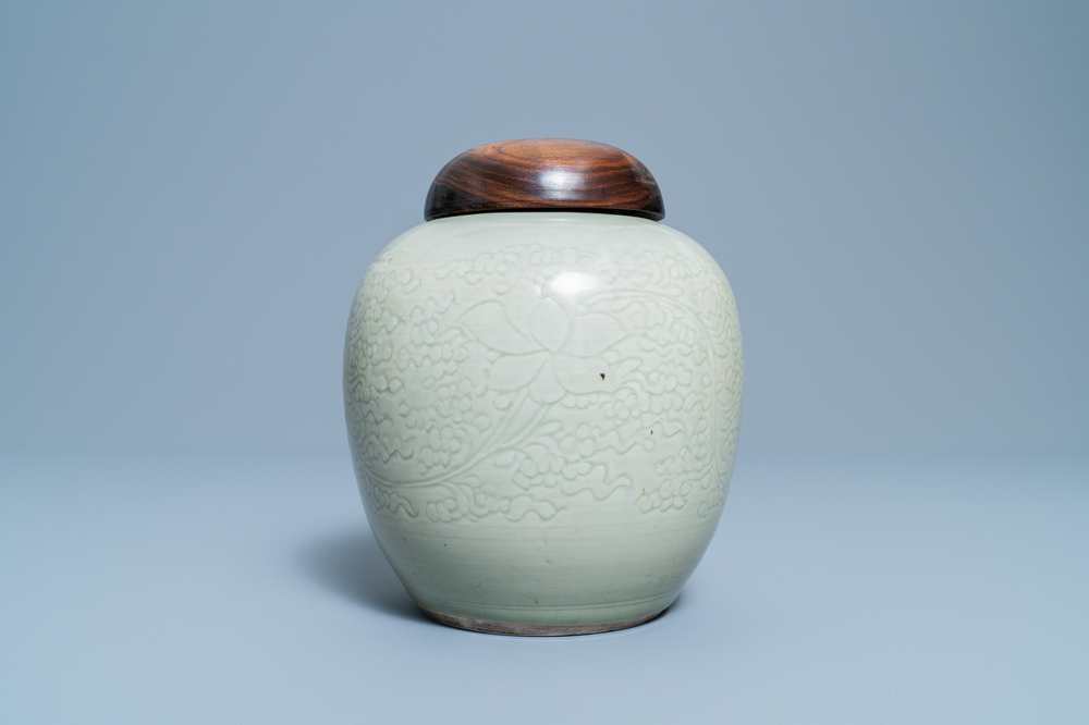 Un pot en porcelaine de Chine c&eacute;ladon monochrome &agrave; d&eacute;cor incis&eacute; de lotus, Kangxi