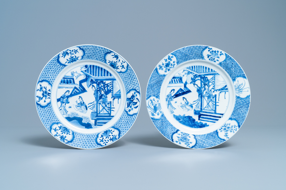 Une paire de plats en porcelaine de Chine en bleu et blanc, marque de Chenghua, Kangxi