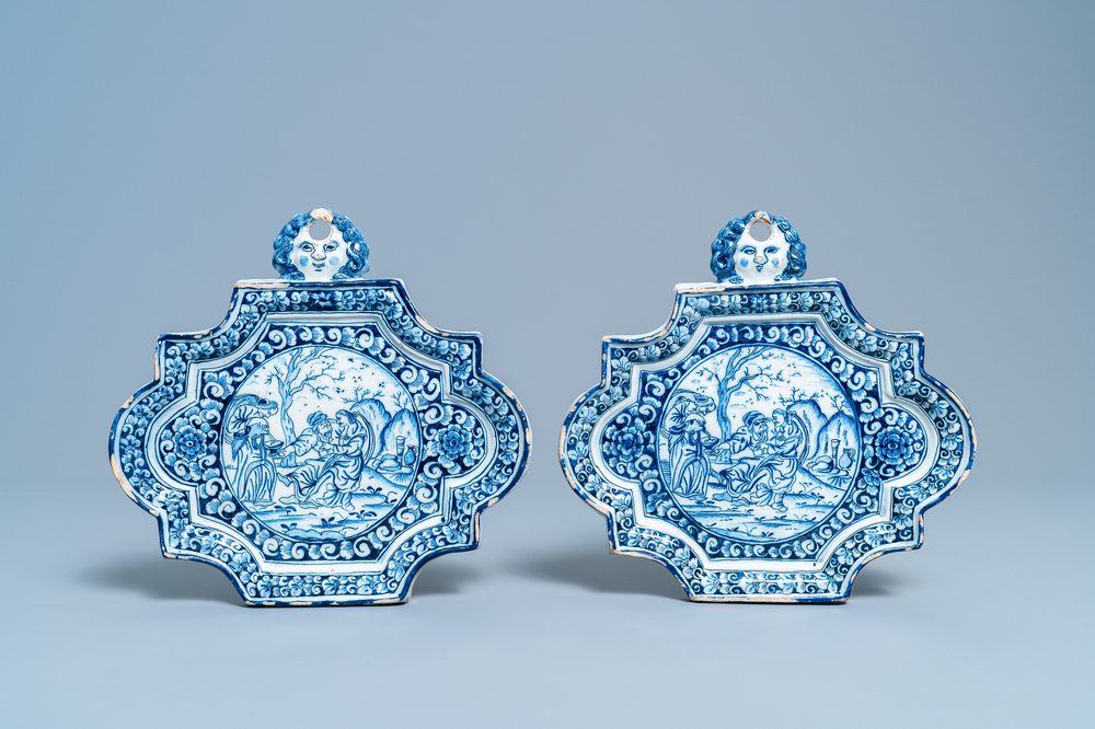 Une paire de plaques en fa&iuml;ence de Delft en bleu et blanc, 18&egrave;me