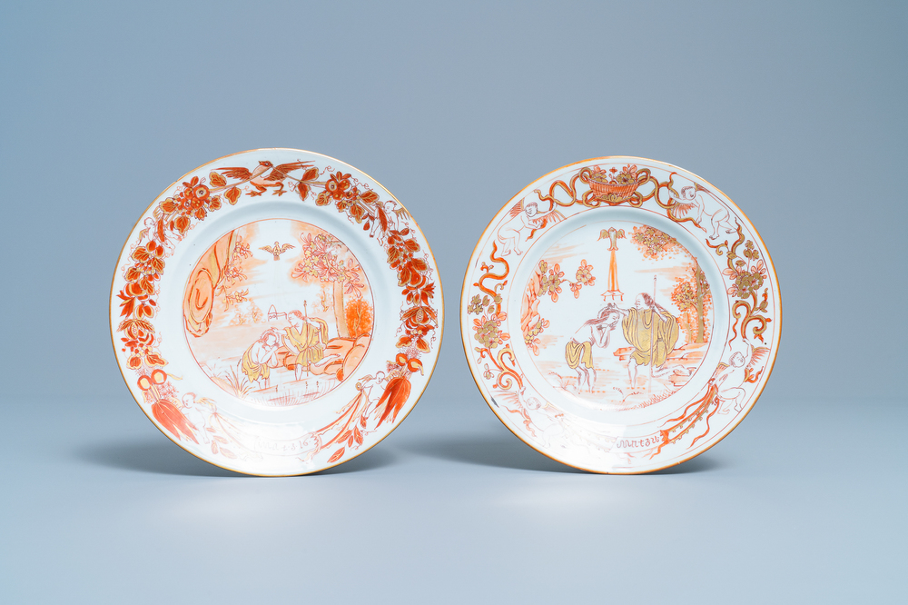 Deux assiettes en porcelaine de Chine en rouge de fer et dor&eacute; &agrave; d&eacute;cor du 'bapt&ecirc;me', Kangxi