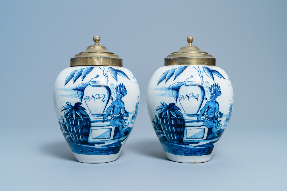 Une paire de pots &agrave; tabac en fa&iuml;ence de Delft en bleu et blanc &agrave; d&eacute;cor d'indiens, 18&egrave;me