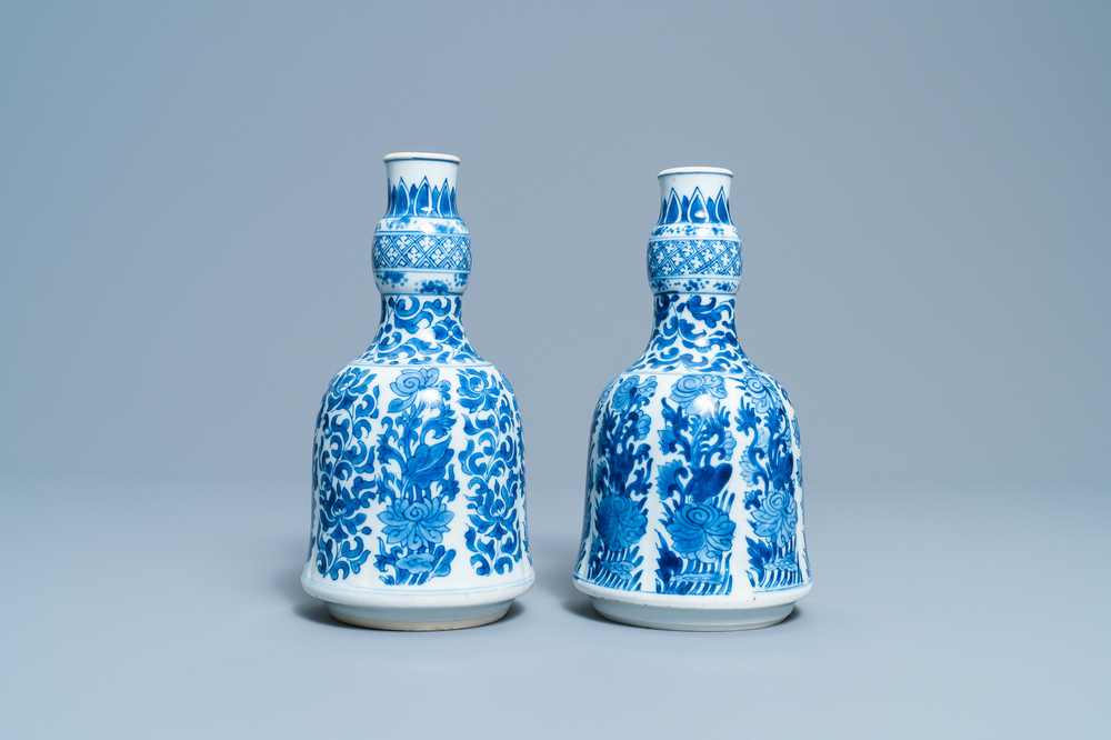 Une paire de bases de narguil&eacute; en porcelaine de Chine en bleu et blanc, Kangxi
