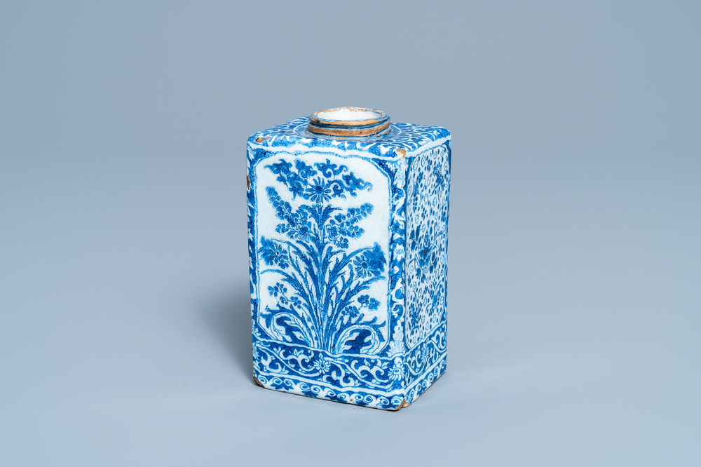 Een rechthoekige blauw-witte Delftse theebus met floraal decor, eind 17e eeuw