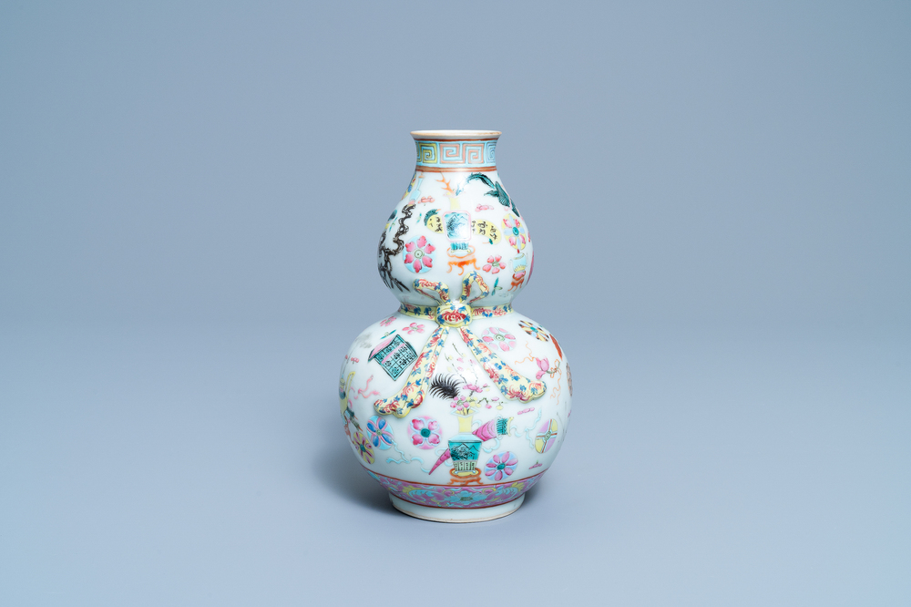 A Chinese famille rose double gourd 'antiquities' vase, 19th C.