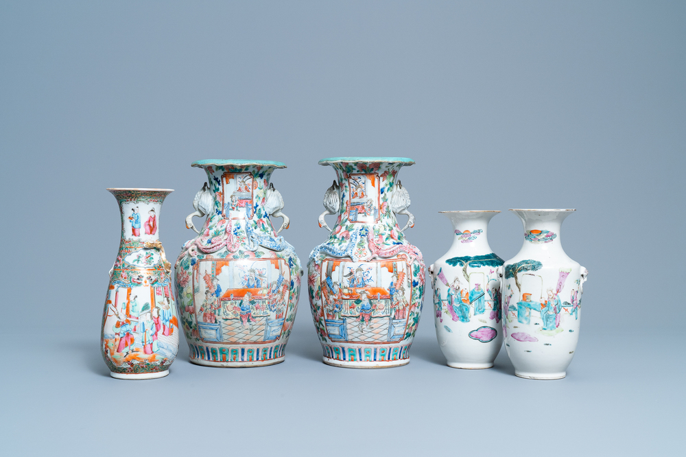 Cinq vases en porcelaine de Chine famille rose, 19&egrave;me