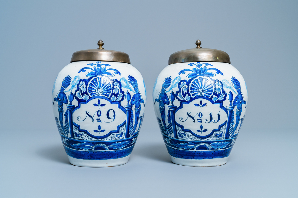 Une paire de pots &agrave; tabac en fa&iuml;ence de Delft en bleu et blanc &agrave; d&eacute;cor d'indiens, 18&egrave;me