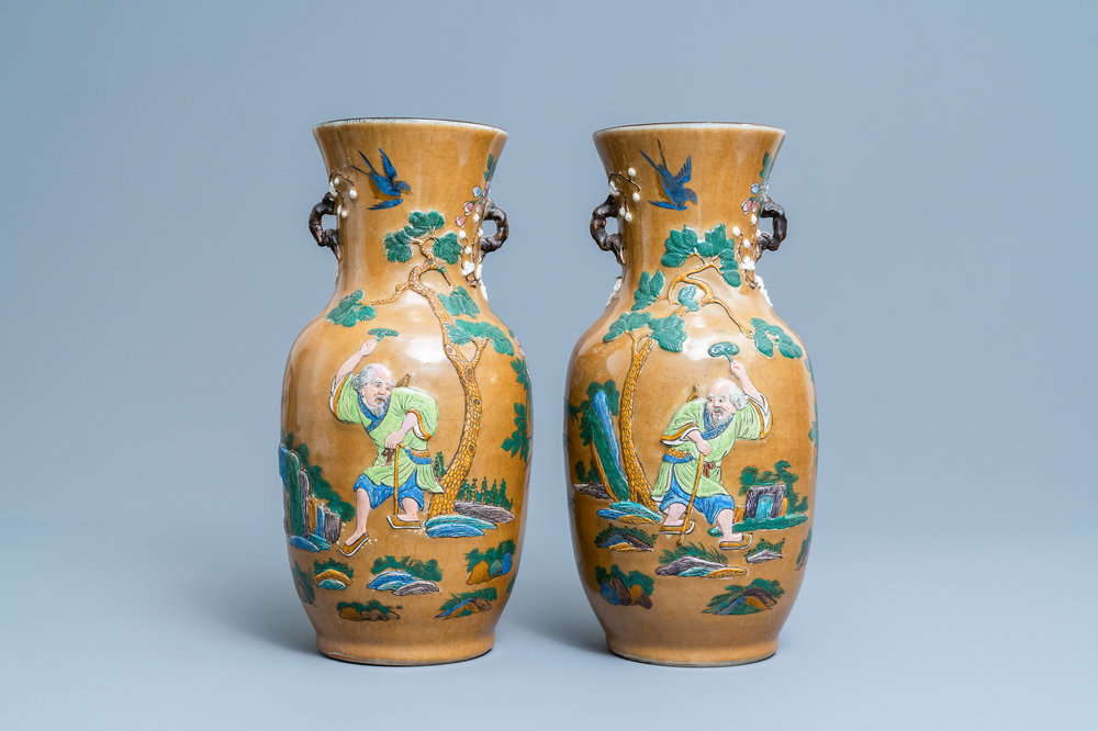 Une paire de vases en porcelaine de Chine dite 'de Nankin' &agrave; d&eacute;cor de Li Tieguai, 19&egrave;me