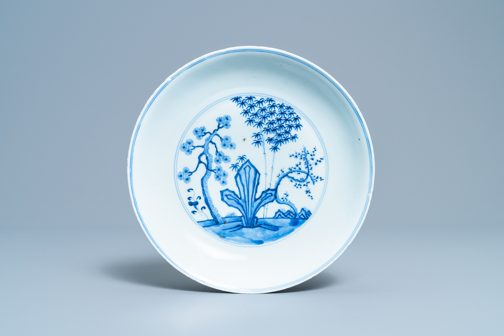Een Chinese blauw-witte 'Drie vrienden van de winter' schotel, Xuande mark, Kangxi