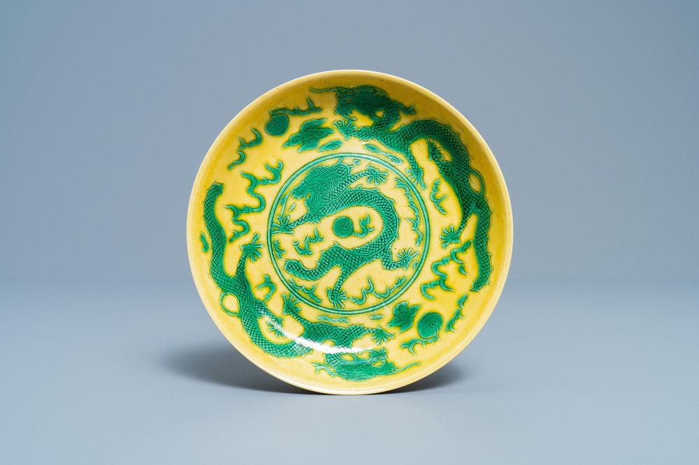 Une coupe en porcelaine de Chine &agrave; d&eacute;cor d'un dragon sur fond jaune, marque et &eacute;poque de Guangxu