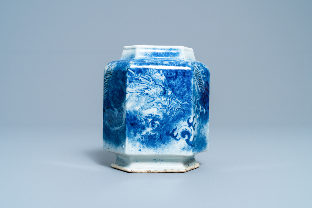 Un vase de forme hexagonale en porcelaine de Chine en bleu et blanc &agrave; d&eacute;cor d'un dragon, 19&egrave;me