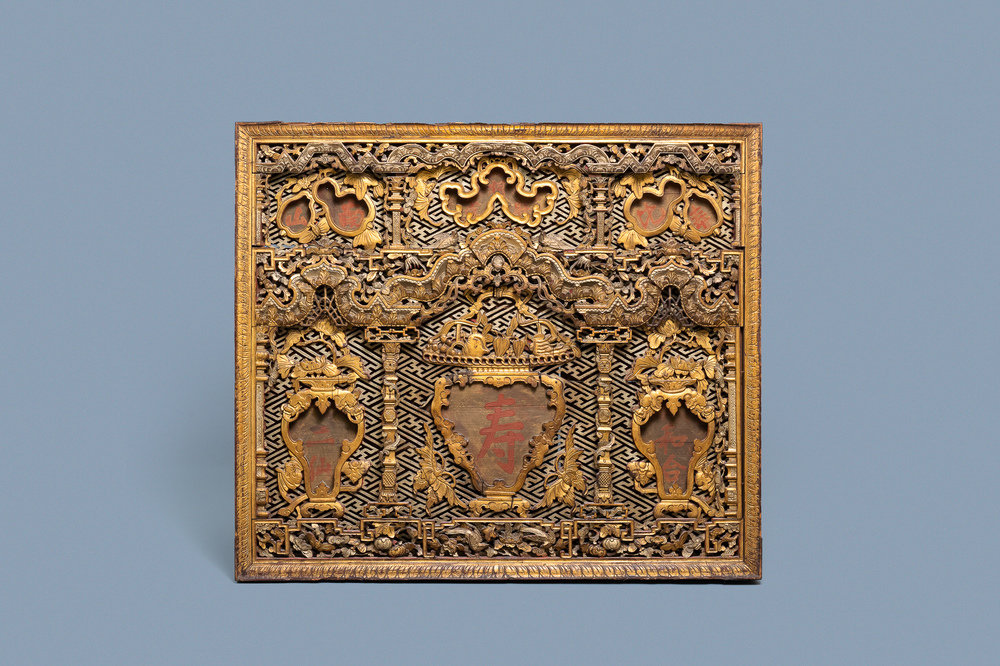 Un panneau en bois sculpt&eacute; et dor&eacute; orn&eacute; de caract&egrave;res peints en rouge, 18/19&egrave;me