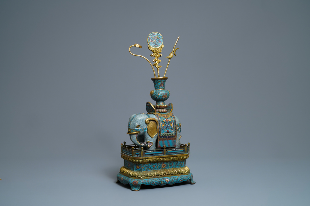 Un grand mod&egrave;le d'un &eacute;l&eacute;phant en bronze dor&eacute; et &eacute;maux cloisonn&eacute;s, marque de Qianlong, 19/20&egrave;me