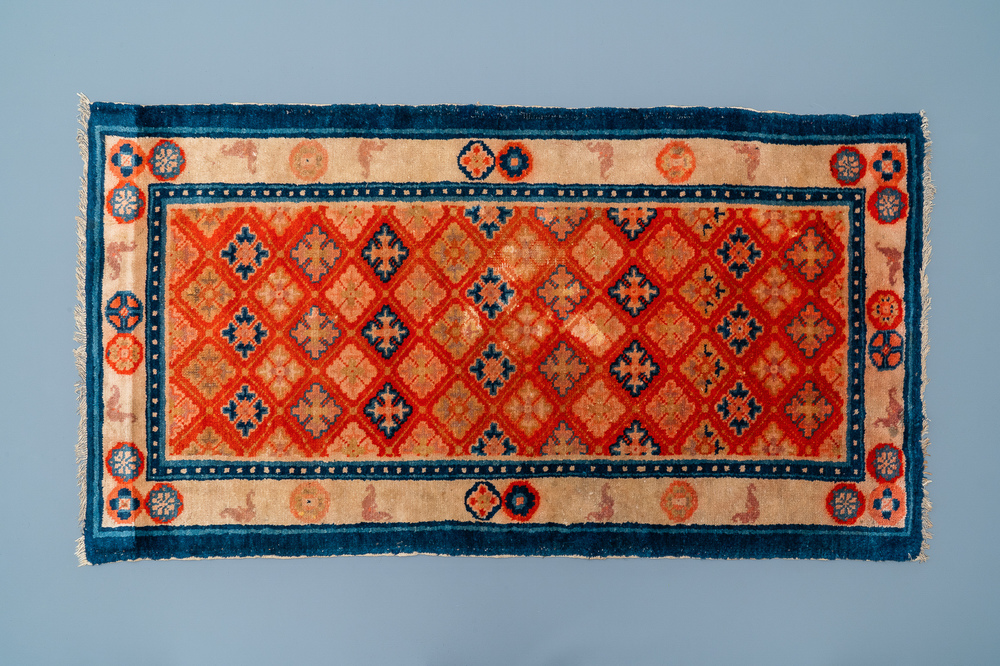 Un tapis en laine tiss&eacute; &agrave; la main, Chine, 19/20&egrave;me