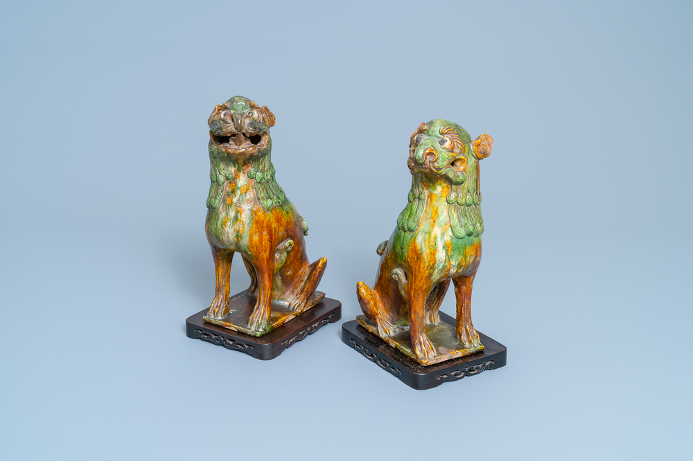 Une paire de mod&egrave;les de lions gardiens en porcelaine de Chine &agrave; &eacute;mail sancai, Ming