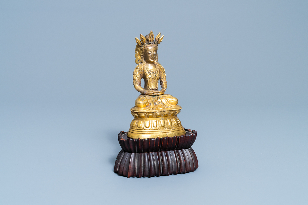 Une figure de Bouddha en bronze dor&eacute;, Sino-Tibet, 18&egrave;me