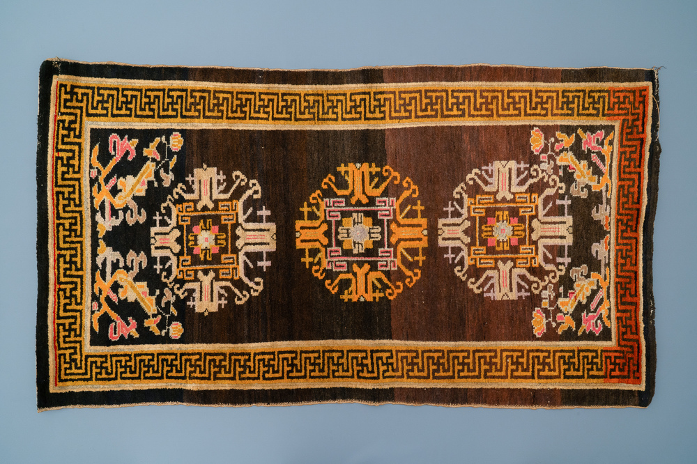 A rectangular Chinese hand-knotted wool carpet, 19/20th C.