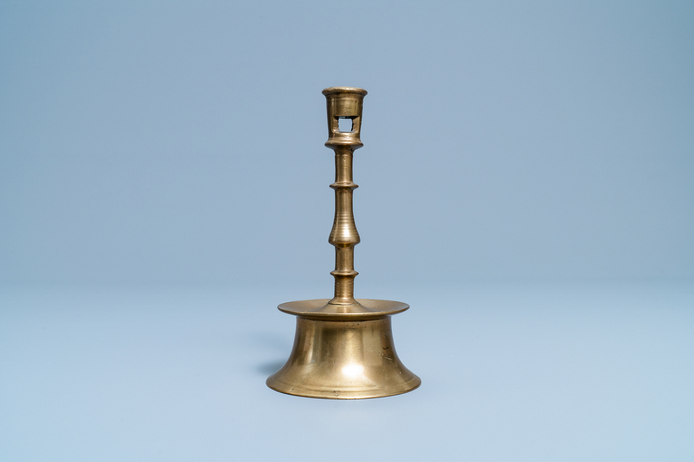 Un bougeoir en bronze, Flandres ou Pays-Bas, 16&egrave;me