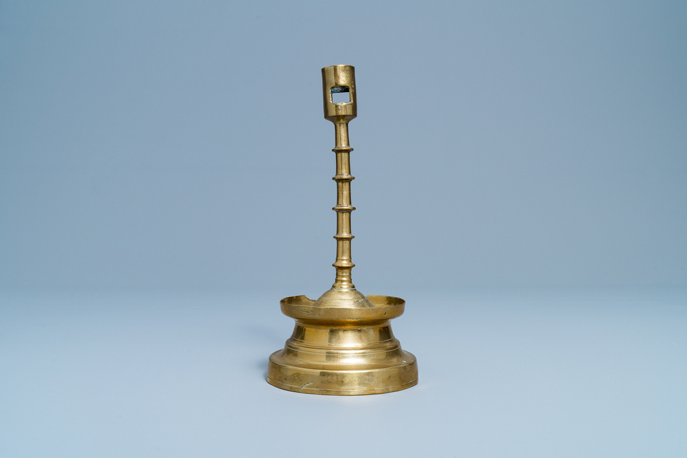 Un bougeoir en bronze, Flandres ou Pays-Bas, 15&egrave;me