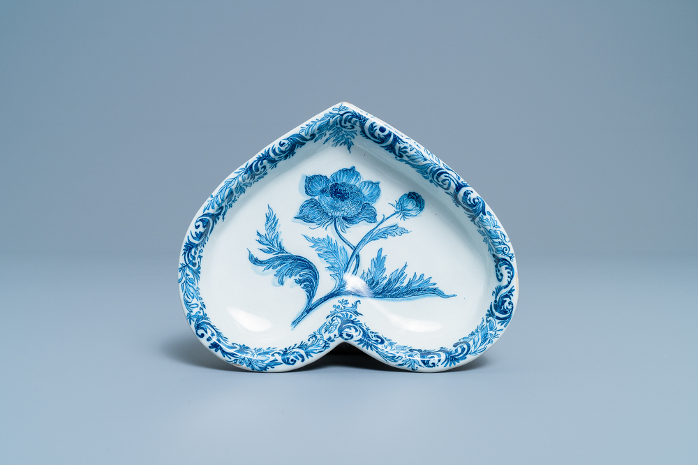 Een blauw-wit Delfts hartvormig bord met een anjer, 18e eeuw