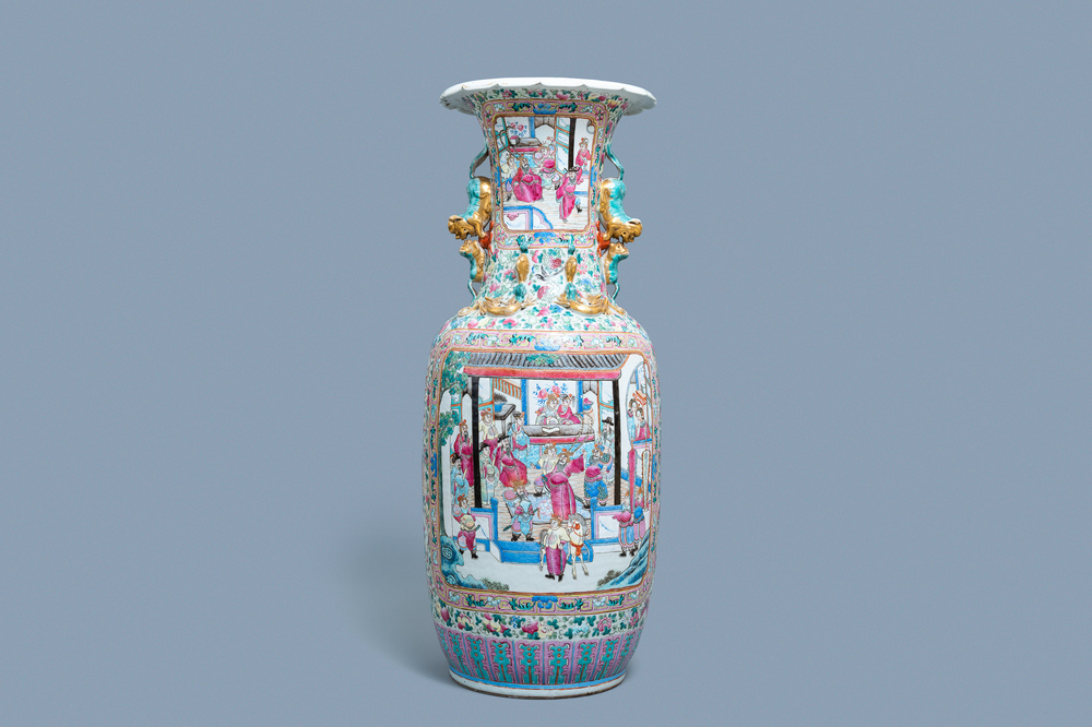 Un grand vase en porcelaine de Chine famille rose, 19&egrave;me