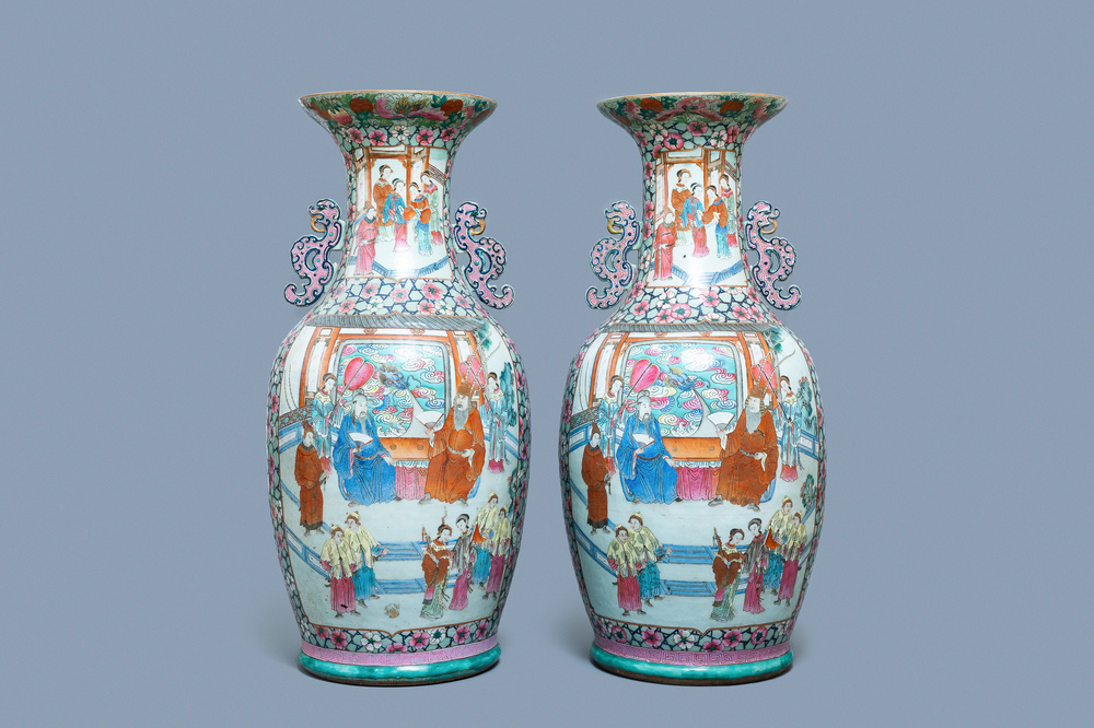 Une paire de grands vases en porcelaine de Chine famille rose, 19&egrave;me