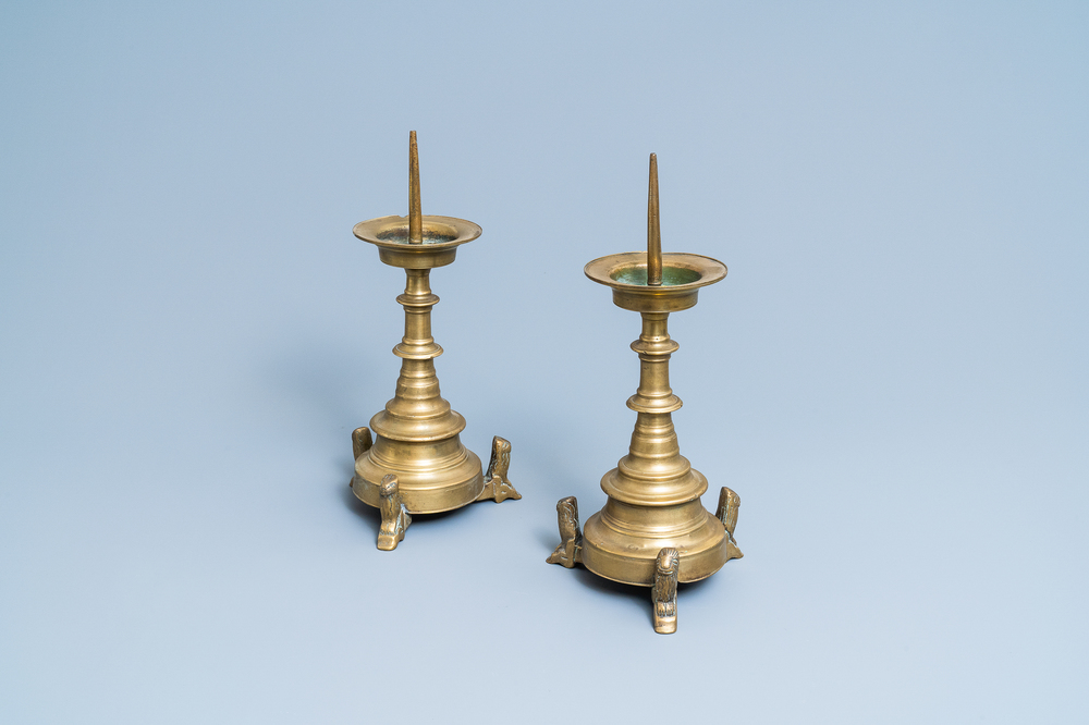 Une paire de bougeoirs en bronze, Flandres ou Pays-Bas, 16&egrave;me