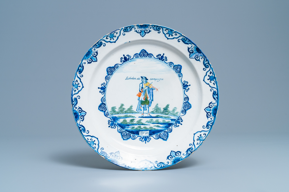 Un plat en fa&iuml;ence de Delft polychrome &agrave; d&eacute;cor d'un violoniste, 1er quart du 18&egrave;me