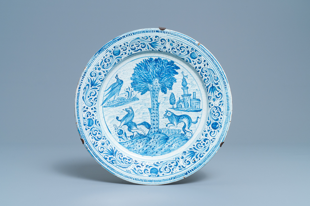 Un plat en fa&iuml;ence en bleu et blanc &agrave; d&eacute;cor d'animaux autour d'un arbre, Laterza, Italie, 18&egrave;me