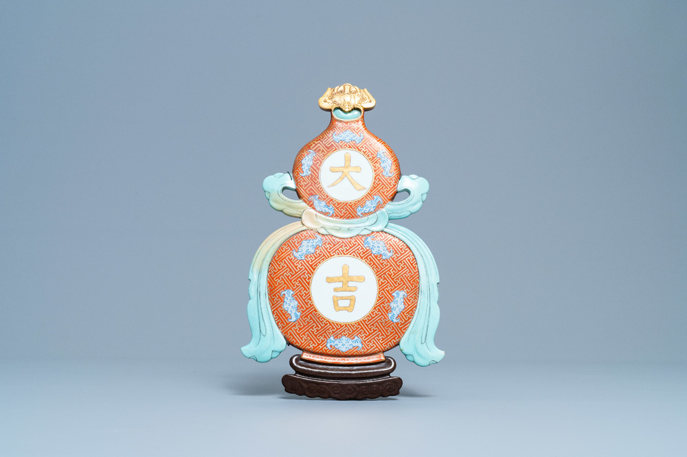 Une plaque en forme de gourde en porcelaine de Chine rouge de fer et dor&eacute;, 19&egrave;me