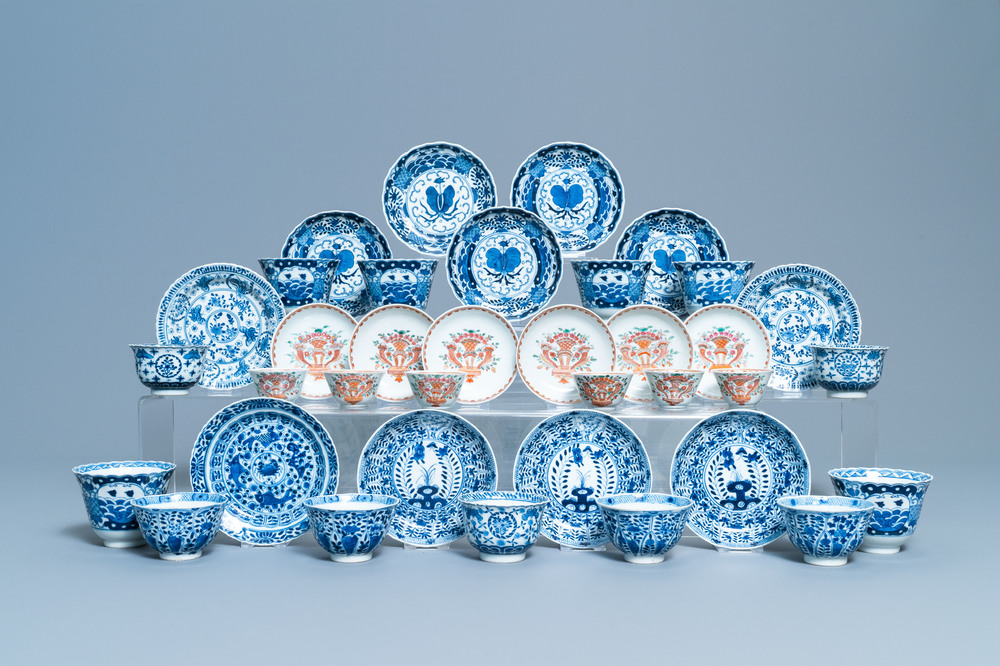 Une collection vari&eacute;e de tasses et soucoupes en porcelaine de Chine famille rose et en bleu et blanc, Qianlong et 19&egrave;me