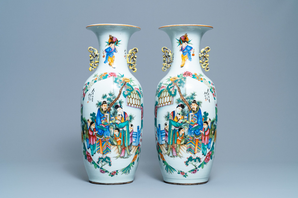 Une paire de vases en porcelaine de Chine famille rose &agrave; double d&eacute;cor, 19/20&egrave;me