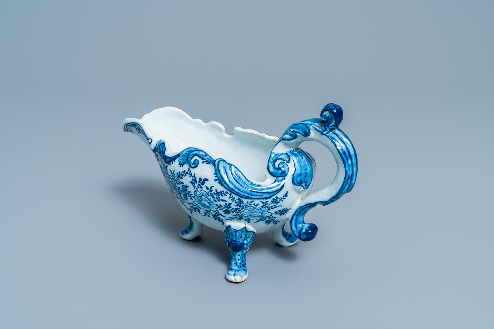 Une sauci&egrave;re en fa&iuml;ence de Delft en bleu et blanc, 18&egrave;me