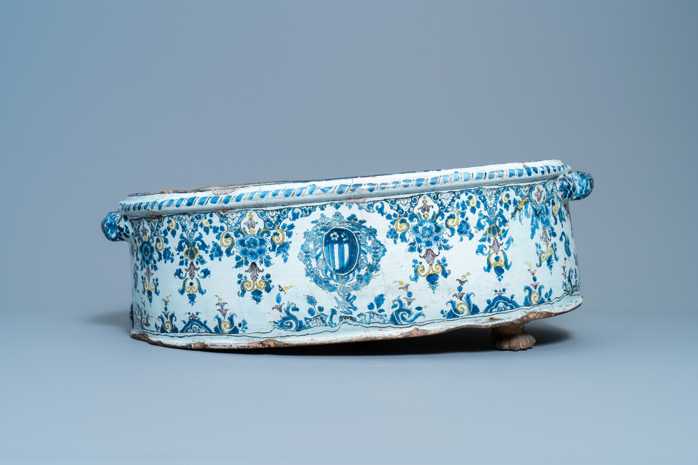 Un grand bassin armori&eacute; en fa&iuml;ence polychrome, Rouen ou Paris, 18&egrave;me