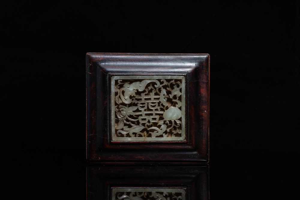 Une plaque en jade c&eacute;ladon ajour&eacute;e, Chine, Qing