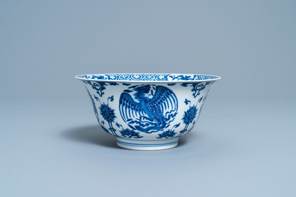 Un bol en porcelaine de Chine en bleu et blanc &agrave; d&eacute;cor de dragons et ph&eacute;nix, marque de Chenghua, Kangxi