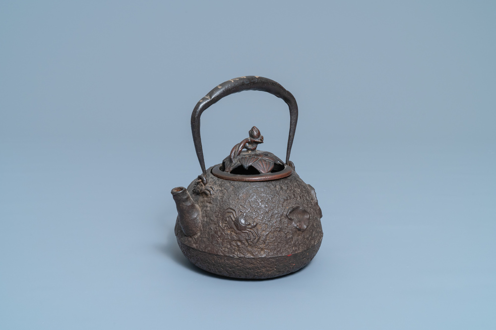 Une th&eacute;i&egrave;re de type 'tetsubin' en fonte &agrave; d&eacute;cor de coquilles et crabes, Edo/Meiji, 18/19&egrave;me