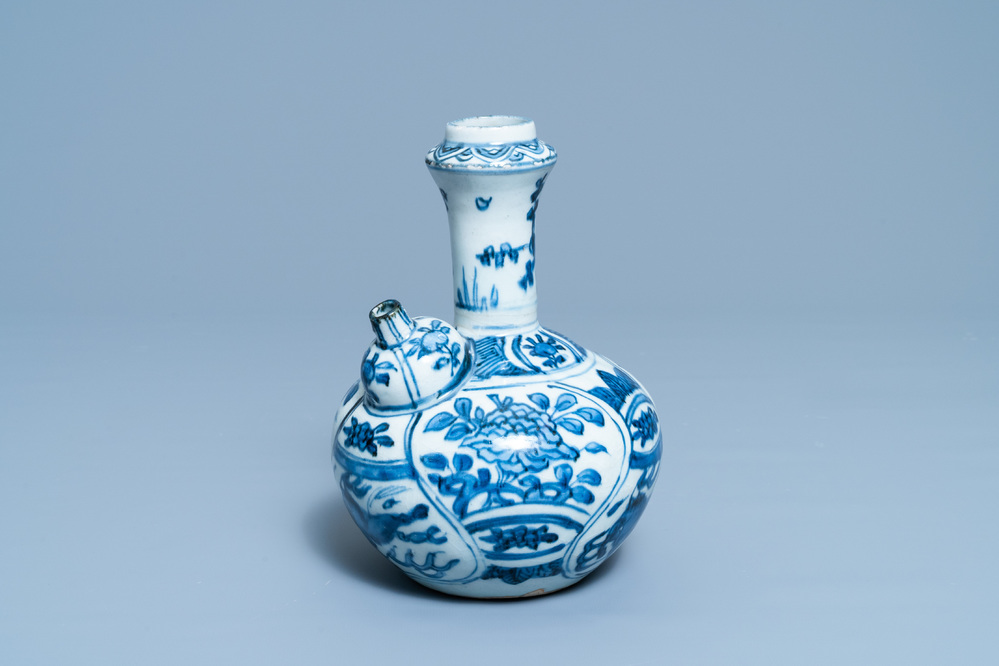 Un kendi en porcelaine de Chine en bleu et blanc &agrave; d&eacute;cor de chevaux volants, Kangxi