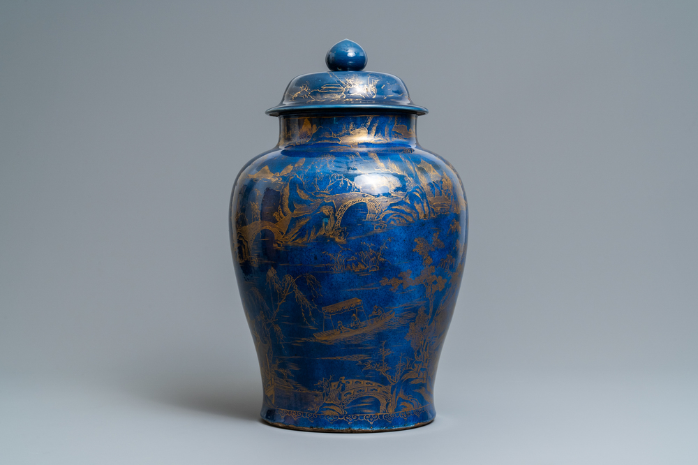 Un grand vase couvert en porcelaine de Chine monochrome bleu poudr&eacute; et dor&eacute;, Kangxi