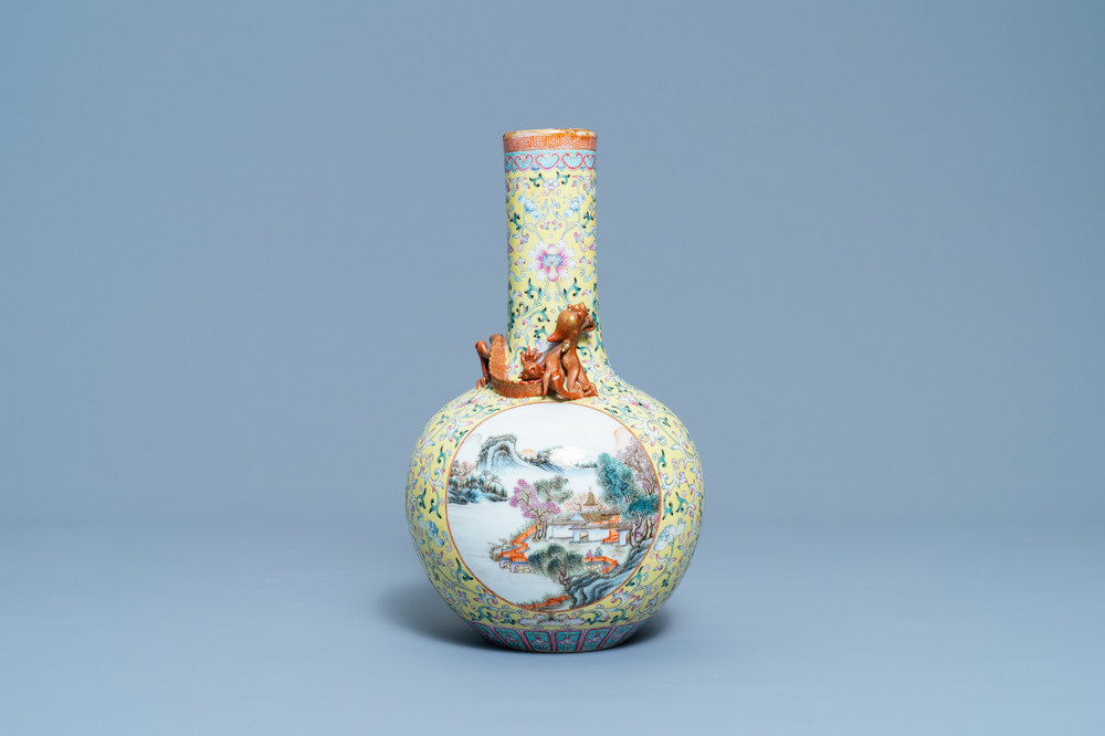 Un vase de forme bouteille en porcelaine de Chine famille rose, marque de Qianlong, R&eacute;publique