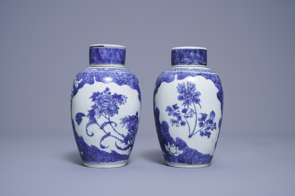 A pair of Chinese blue and white vases and covers with floral design, Hatcher cargo shipwreck, Transitional period