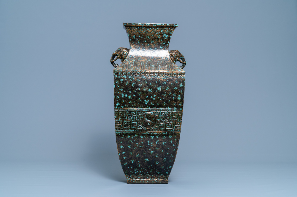 Un vase en porcelaine de Chine imitant le bronze, marque de Qianlong, R&eacute;publique