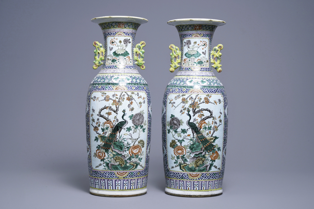 Une paire de vases en porcelaine de Chine famille rose, 19&egrave;me