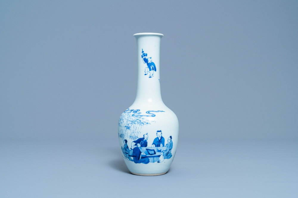 A Chinese blue and white bottle vase with go-players, 19/20th C.