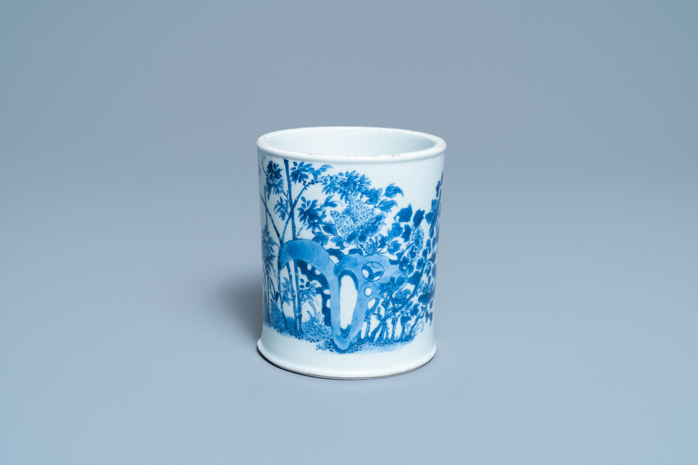 Een Chinese blauw-witte penselenbeker, Chenghua merk, Kangxi