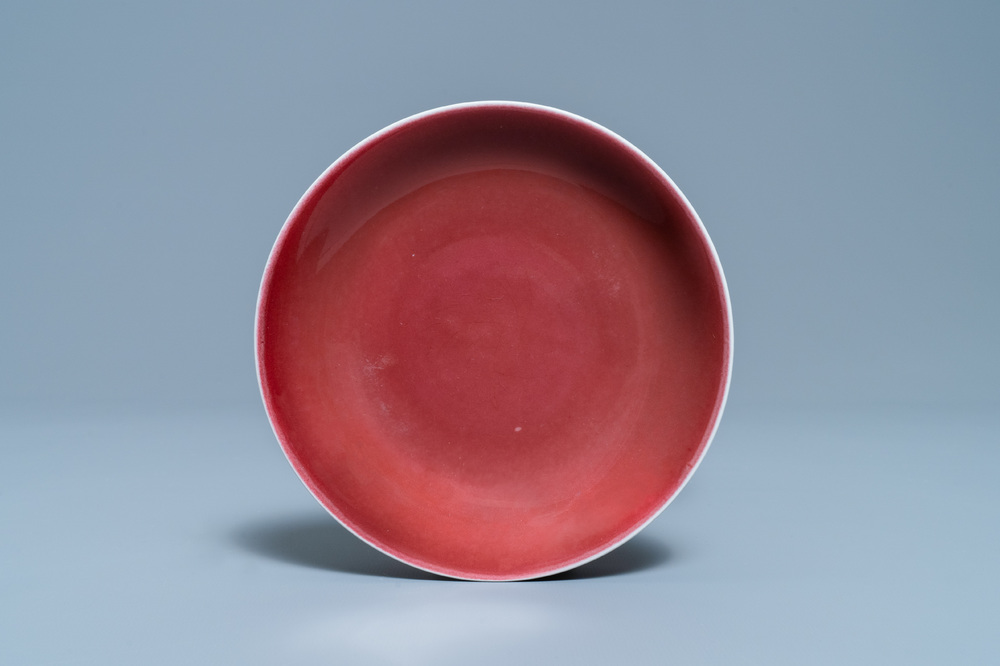 Een Chinees monochroom koperrood bord, Qianlong merk en periode