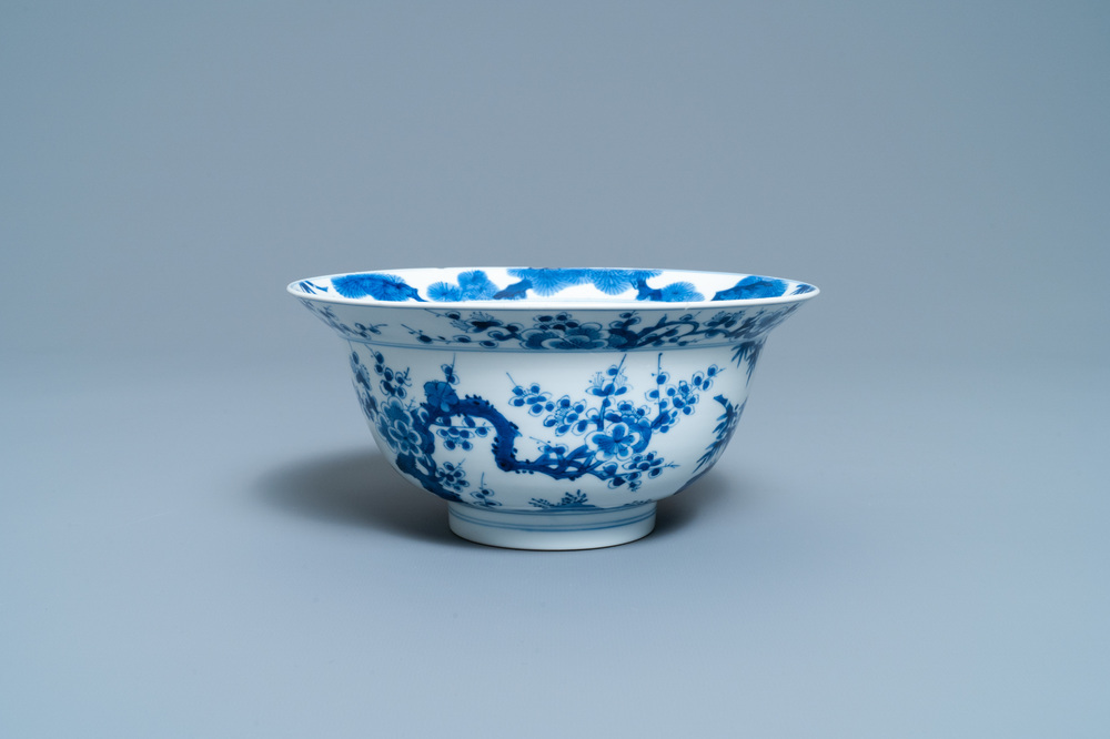 Een Chinese blauw-witte 'Drie vrienden van de winter' kom, Kangxi merk en periode
