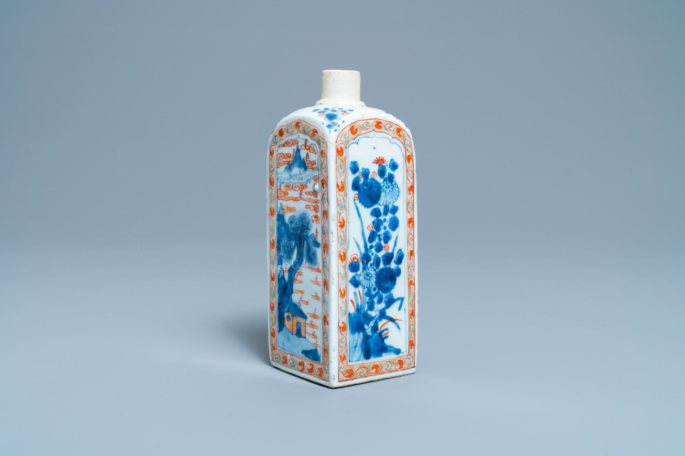 Een Chinese verte-Imari fles met florale en landschapspanelen, Kangxi