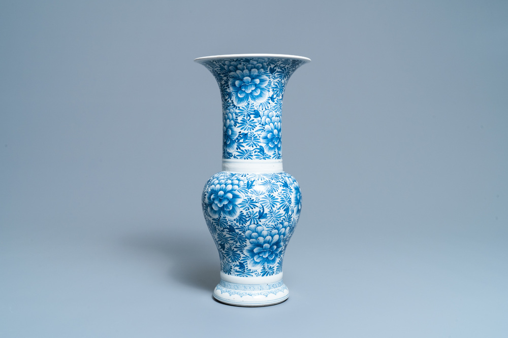 Un vase de forme yenyen en porcelaine de Chine en bleu et blanc, Kangxi