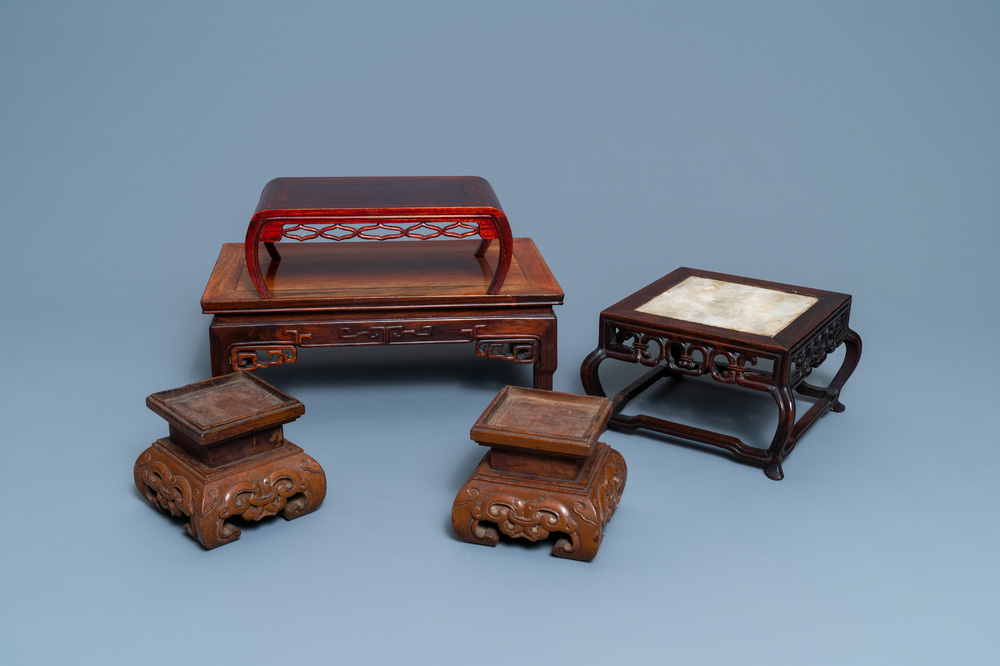 Cinq socles en bois sculpt&eacute;, Chine, 19/20&egrave;me